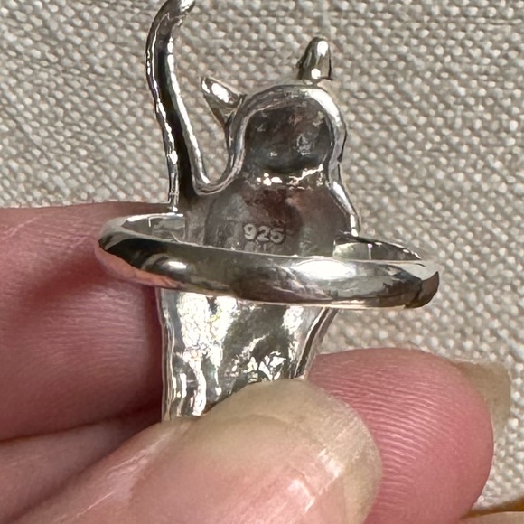 Art Nouveau Style Cat Ring with Peridot eyes
925 Sterling Silver - Picture 5 of 9